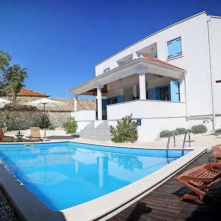 Villa Charming Villa With Private Heatable Pool Nin