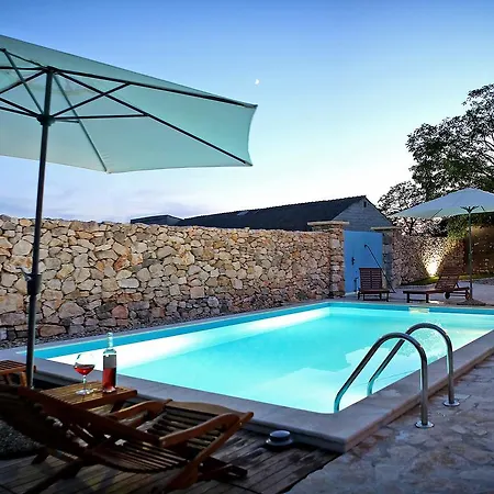 Charming Villa With Private Heatable Pool Villa Nin
