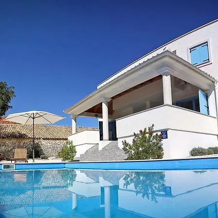 Charming With Private Heatable Pool Nin