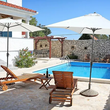 Charming With Private Heatable Pool