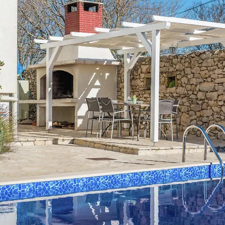 Charming With Private Heatable Pool *