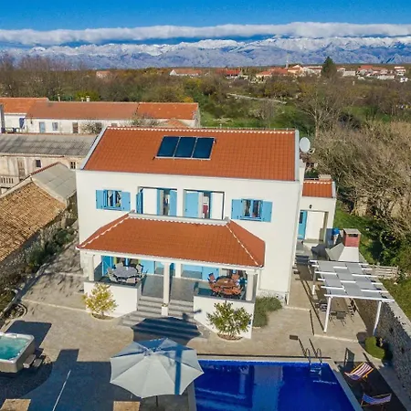 Charming Villa With Private Heatable Pool Villa Nin