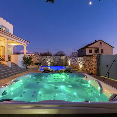 Villa Charming With Private Heatable Pool