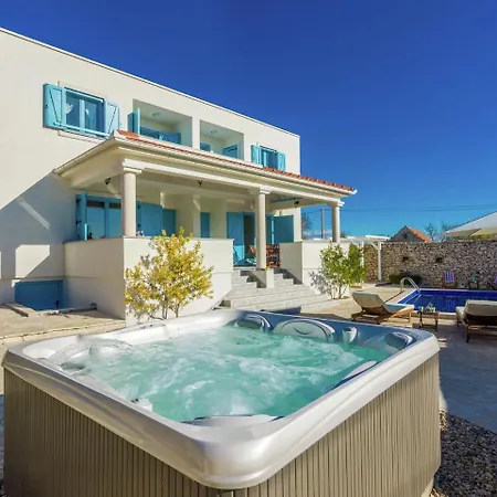 Charming With Private Heatable Pool Villa Nin
