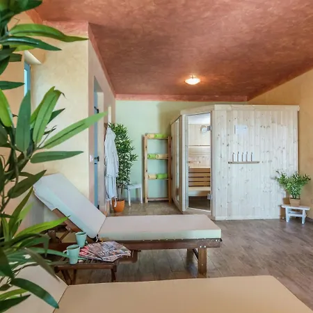 Charming With Private Heatable Pool