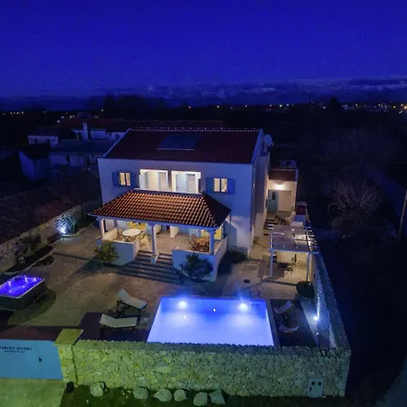 Villa Charming Villa With Private Heatable Pool Nin