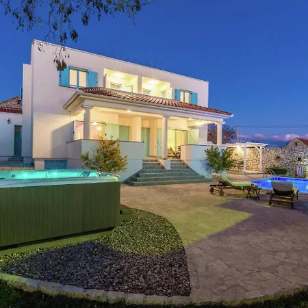 Villa Charming With Private Heatable Pool