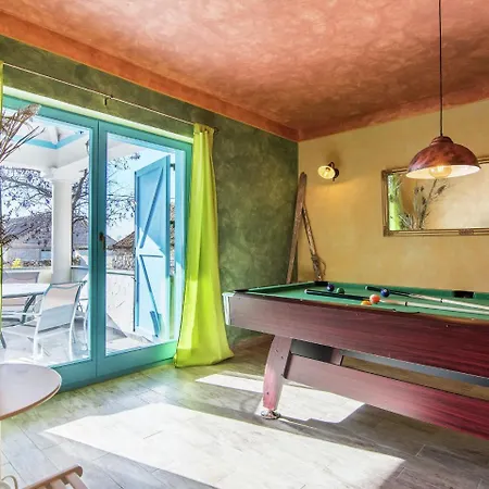 Charming With Private Heatable Pool